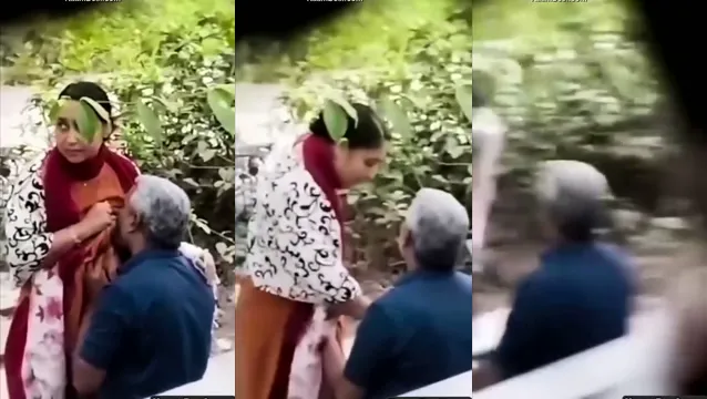 Desi Old Man Tante Boobs Suck Park Video - Kijk hoe tante tieten zuigen in het park