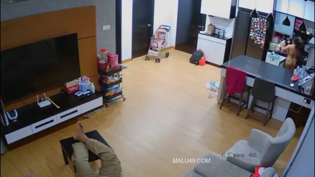 La calda Desi Bhabhi cammina nuda nella sala - è trapelato il cambio di abito della telecamera nascosta
