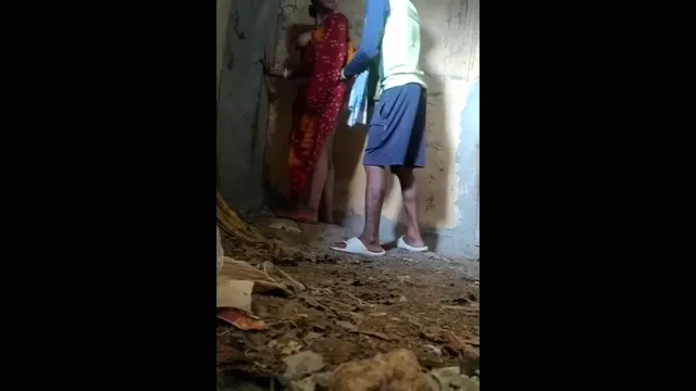 Majdoor Fucks Desi Bhabhi Ass Standing - Viral Hidden Cam Leaked Clip