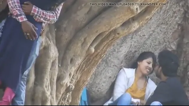 Park-Freundin-Blowjob-Video – Heiße Szene, in der eine Freundin im Park einen bläst