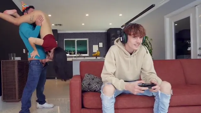 Indiase zus 69 positie met vriend achter broer - Geheime taboe-neuk