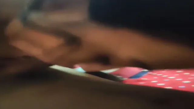 Nackte Freundin lutscht die ganze Nacht einen Schwanz – wilde Blowjob-Session in der Nacht