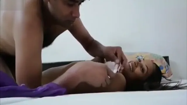 Indischer Pärchen-Missionarssex - Heiße Pyaar Bhabhi Chudai im Schlafzimmer
