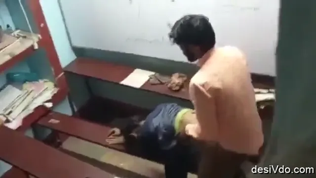 Секс в классе подруги Bangla - слитое в сеть безумное видео Bangla College