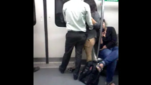 Indian Metro Kissers - La coppia di Delhi si scatena nella metropolitana pubblica