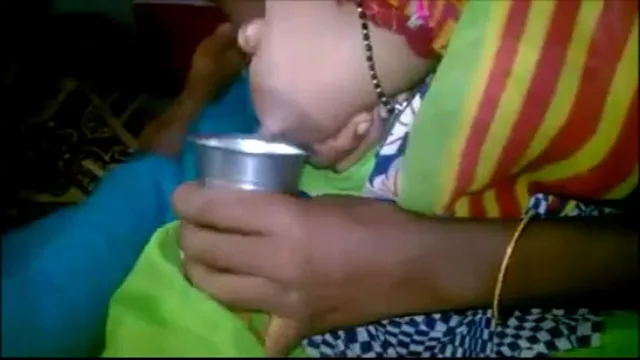 Tia lactante indiana Doodhwali Milky Tits - Desi MILF Leaked Milk Sex