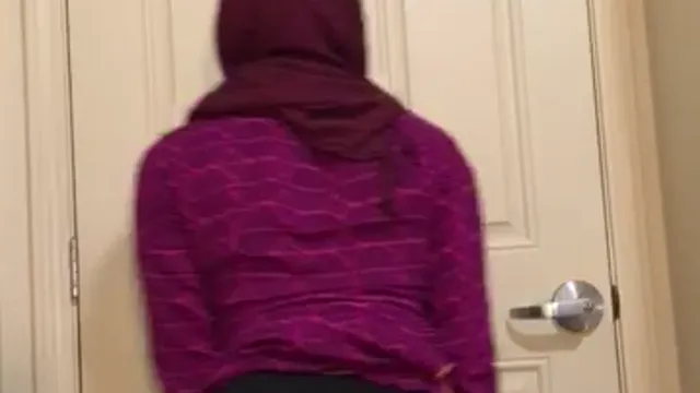 Seksi Kız Mükemmel Göğüslerini Açığa Çıkarıyor - İnce Vücut Tease Videosu