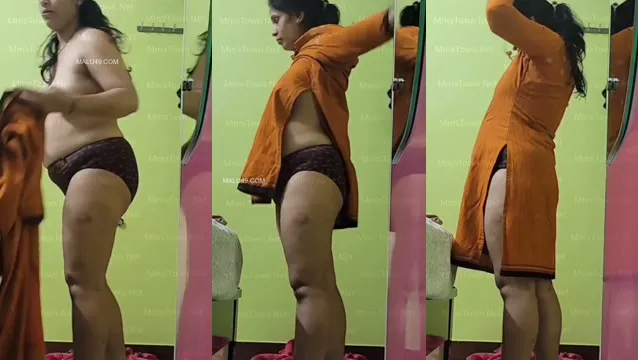 Heiße indische MILF beim Umkleiden heimlich aufgezeichnet – virales Desi-Video durchgesickert