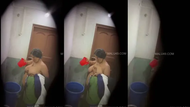 Sexy Indian Bhabhi Bathing Capture - Hot Desi Leaked Video