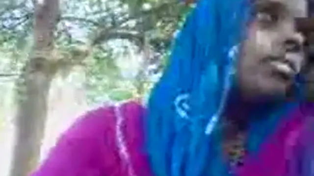 गांव की लड़की से जंगल में हस्तमैथुन - गांव की लड़की को जंगल में ले जाकर हस्तमैथुन किया गया