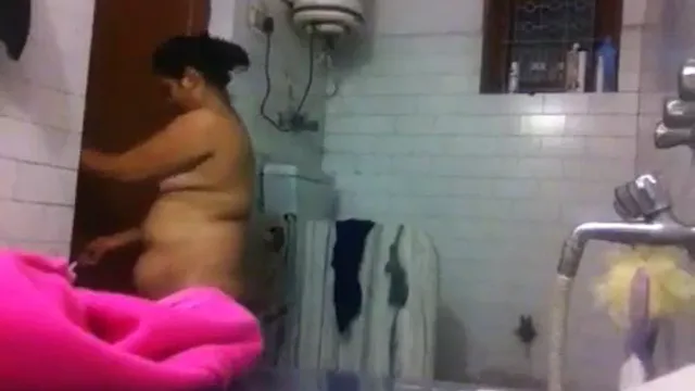 Indyjski seks pod prysznicem Bhabhi Payal - duże piersi, mokre i mydlane porno