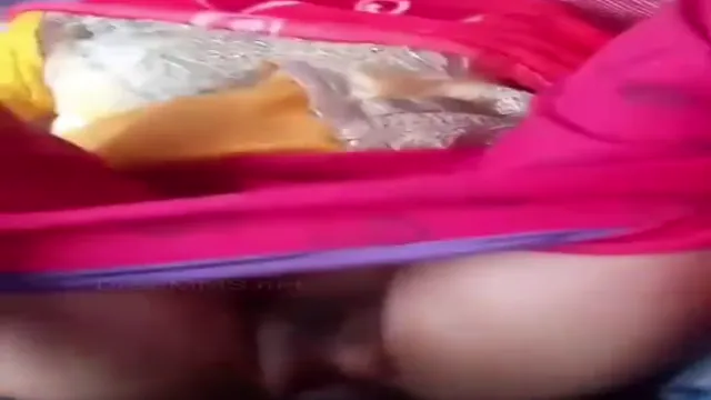 Schneller Freundinnensex, ohne die Kleidung auszuziehen – Hot Desi MMS