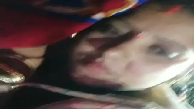 इमरजेंसी लाइट में भाभी की चुदाई - गाँव की देसी पत्नी अंधेरे में लेती है कड़ा लंड