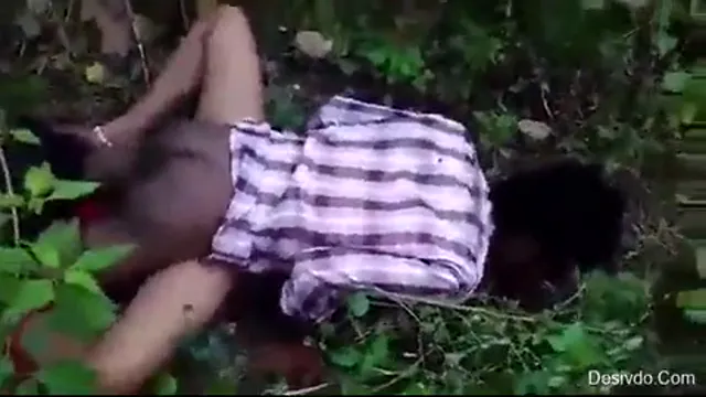 Tamil Nadu Sex Video - Rusteloze seks van de Tamil-schoonheid in het juteveld
