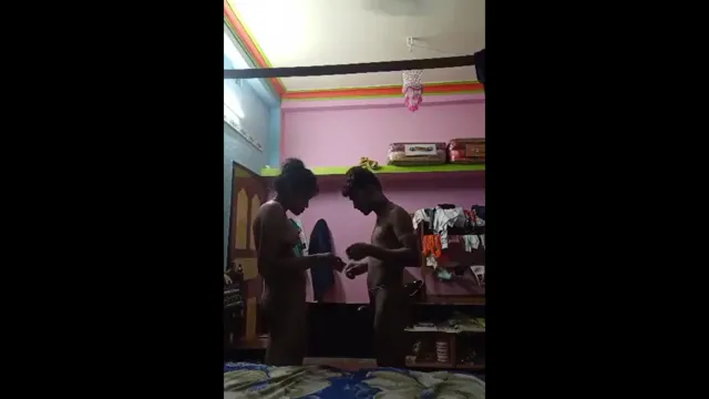 Videocassetta fatta in casa di una coppia universitaria - Scopata selvaggia in POV