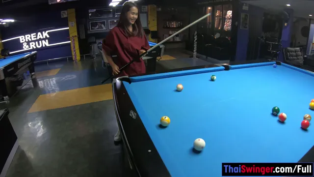 Thaise barmeisje massage pijpbeurt - Aziatische Lily Koh met perfecte kont zuigt witte lul