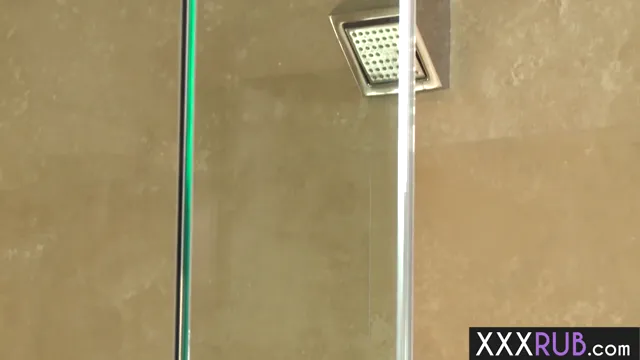 Massaggio pompino per adolescenti - Angel Ashton dal culo grosso cavalca il cliente dopo un massaggio con olio