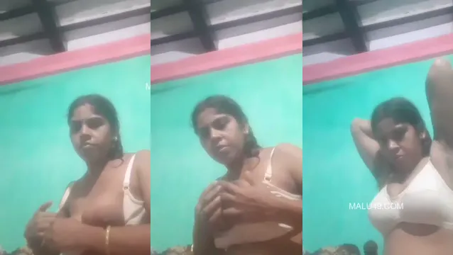 Desi Village Bhabhi Shows Big Boobs - Hot Viral Indian Porn Video