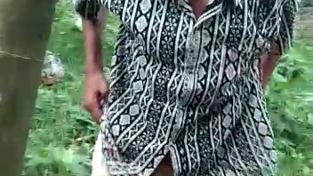 Desi-Paar beim Ficken im Freien erwischt – Video zum Sex in der Öffentlichkeit im Dorf durchgesickert