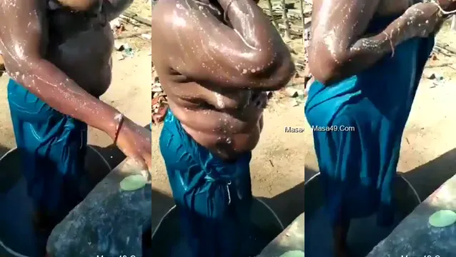 Desi Bhabhi Bathing Naked - Hot Indian Aunty Leaked Shower Video