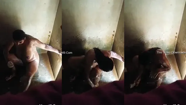 Desi Wife Bathing - Hot Indian Bhabhi Naked Bath Leaked Video