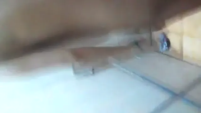 Desi Bhabhi lava i vestiti esposti - La telecamera segreta cattura i suoi addominali sexy