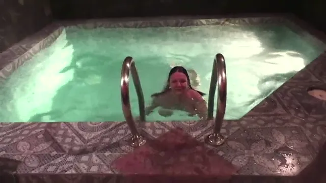 Vollbusiger Cougar-Sauna-Spaß – PHAT weißes Mädchen mit riesigem Arsch entblößt