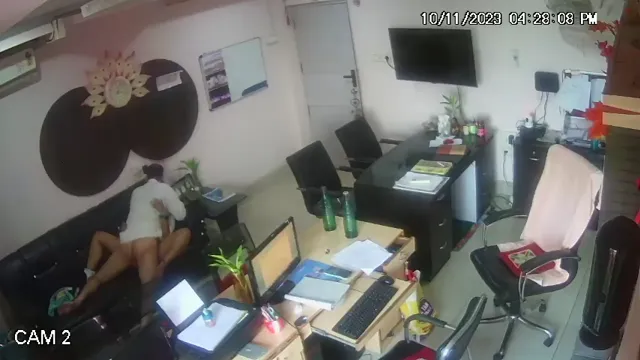Tharki Boss Fucks Thư ký trẻ trên Sofa - Hidden Cam Creampie