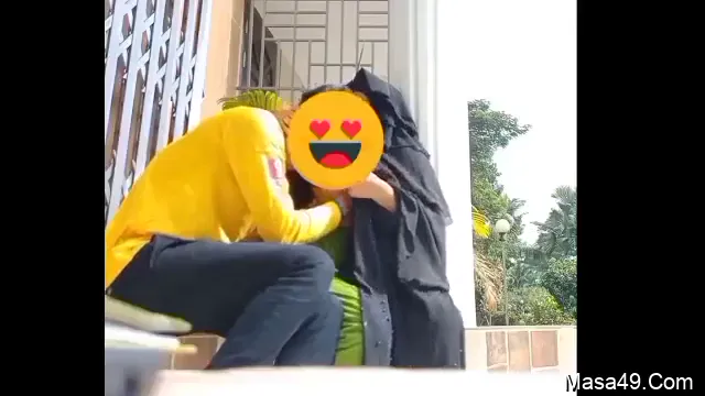 Desi Village Girl Boobs Sucking - Ragazza del villaggio che succhia video