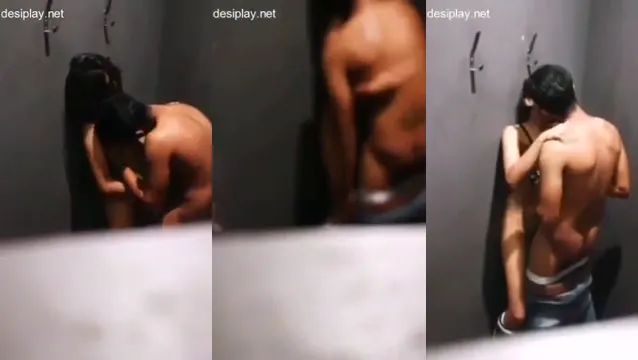 Scopata segreta nella toilette degli amanti del college indiano - Sesso pubblico selvaggio trapelato