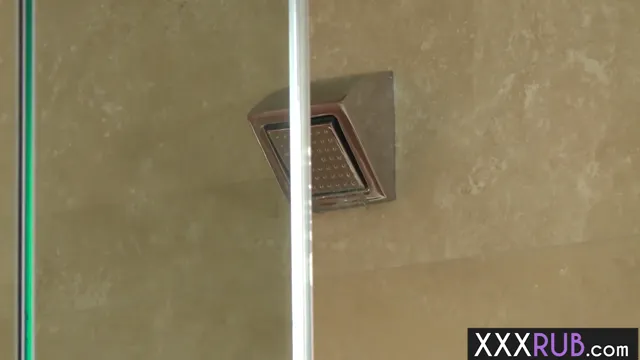 La MILF latina Ava Alvarez succhia il grosso cazzo del cliente durante il massaggio