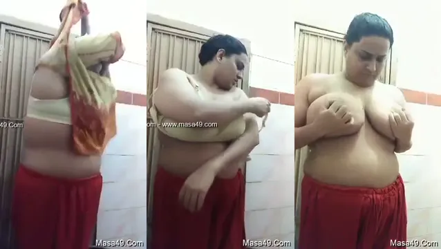 Desi Bhabhi zeigt große Brüste – heiße indische Tanten virale Neckerei