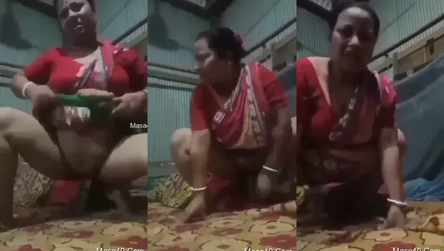 Köy Bhabhi Şişe Mastürbasyonu - Köy Bhabhi'nin şişesiyle sıcak eğlence