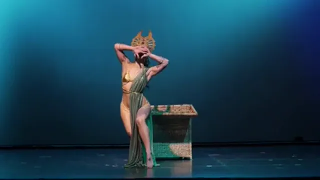 Performance seducente di una ballerina indiana - Movimenti sensuali che ti faranno esplodere