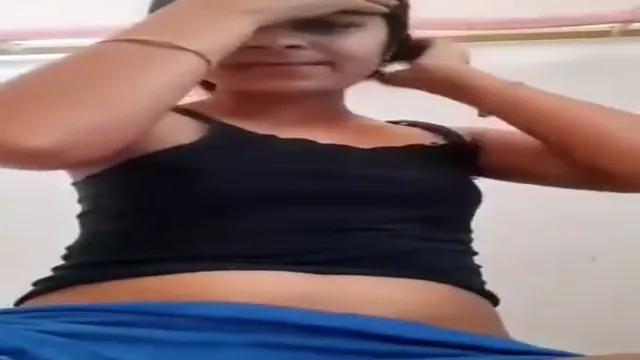 Desi Girlfriend nagrywa swoją cipkę i piersi dla chłopaka - napalone domowe wideo