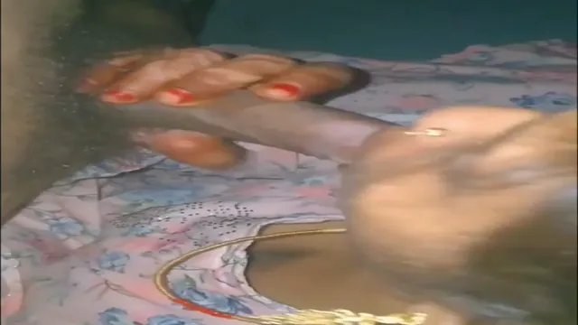 Istri India Blowjob - Hubby Cums Di Mulut Laparnya
