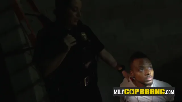 MILF interrazziale FEMDOM - Azione hardcore birichina della BBC