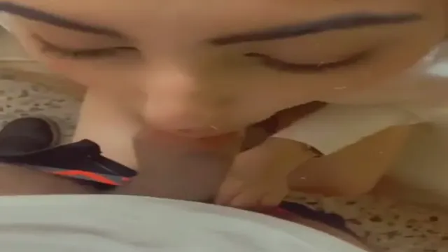 Indische Freundin lutscht unbeschnittenen Schwanz im Schlafzimmer – POV-Blowjob