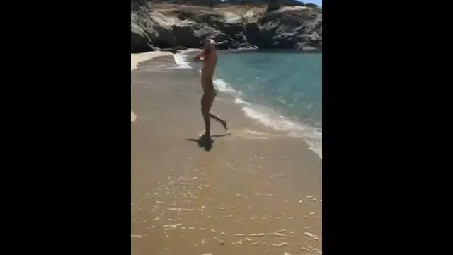 AMATORZY NA WAKACJACH NA PLAŻY - Wystawiony na dziki, skąpany w słońcu publiczny seks