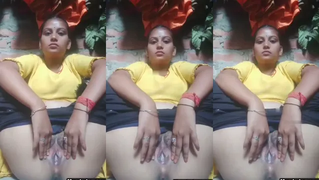 Hot Desi Bhabhi Shows Boobs And Pussy - Viral MMS Leaked Part 1
