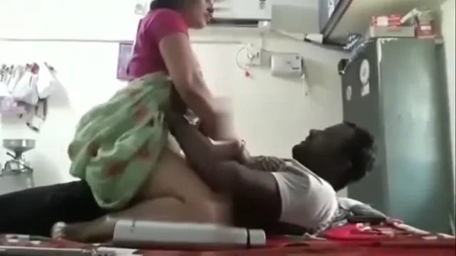 La calda cavalcata di un cazzo nero di Desi Bhabhi