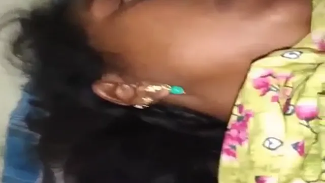 Hintçe Eşi Kedi Geceleri Becerdin - Büyük Meme Uçları ve Islak Amcık