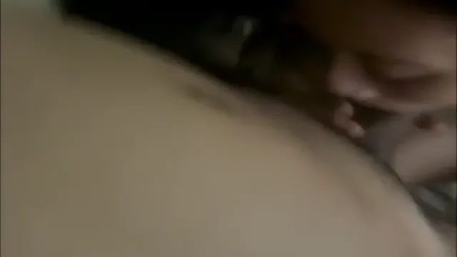 Azgın Karı Oral Seks Kocayı Tatmin Ediyor - Hint Karısı Oral Becerileri