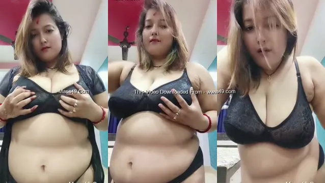 Desi Bhabhi Flashes Boobs & Pussy - Wild Outdoor Leaked Video