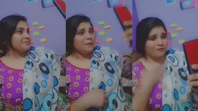 Geil desi meisje laat grote borsten zien deel 2 - Virale gelekte video