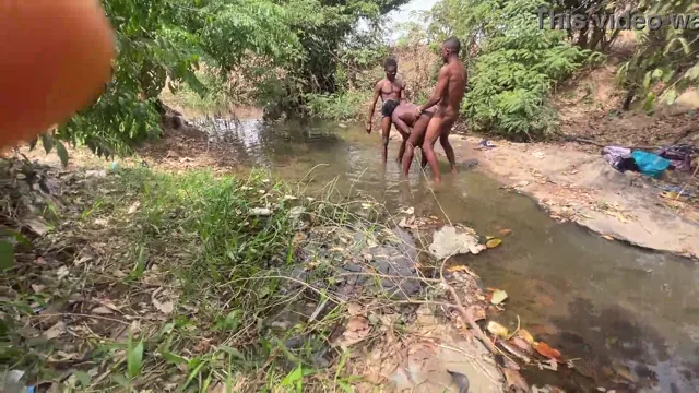 Gewelfde ebony hard geneukt bij buitenfontein - Wild openbaar schandaal!