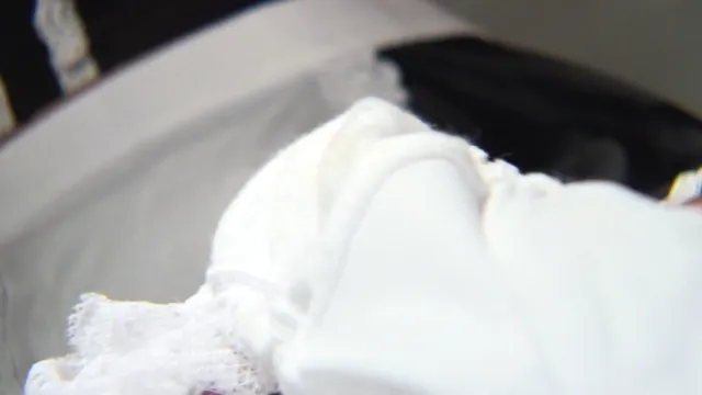 Jouet de femme de chambre asiatique baisée - Chatte poilue gémissant jusqu'à l'orgasme