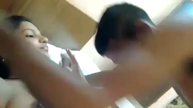 Freundin lutscht den Schwanz ihres Freundes - Geiles Desi-Paar wilder Oralsex