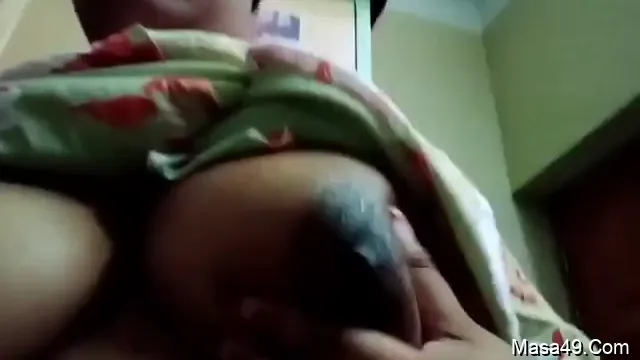 Une jolie fille Desi montre de gros seins - Vidéo de taquinerie virale chaude