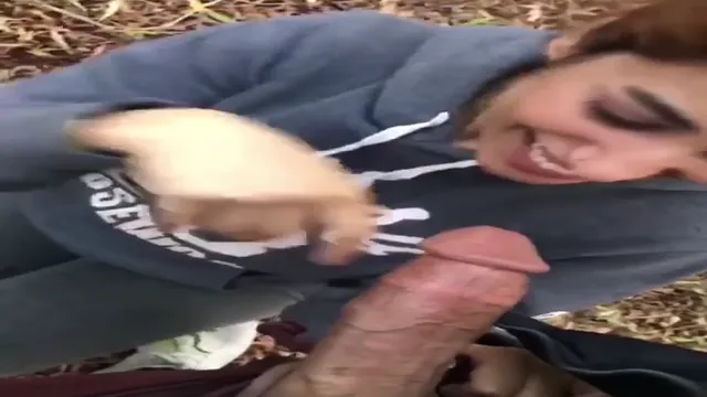 Dschungel-Sex-Freundin lutscht großen Schwanz ihres Freundes – Outdoor-Blowjob POV